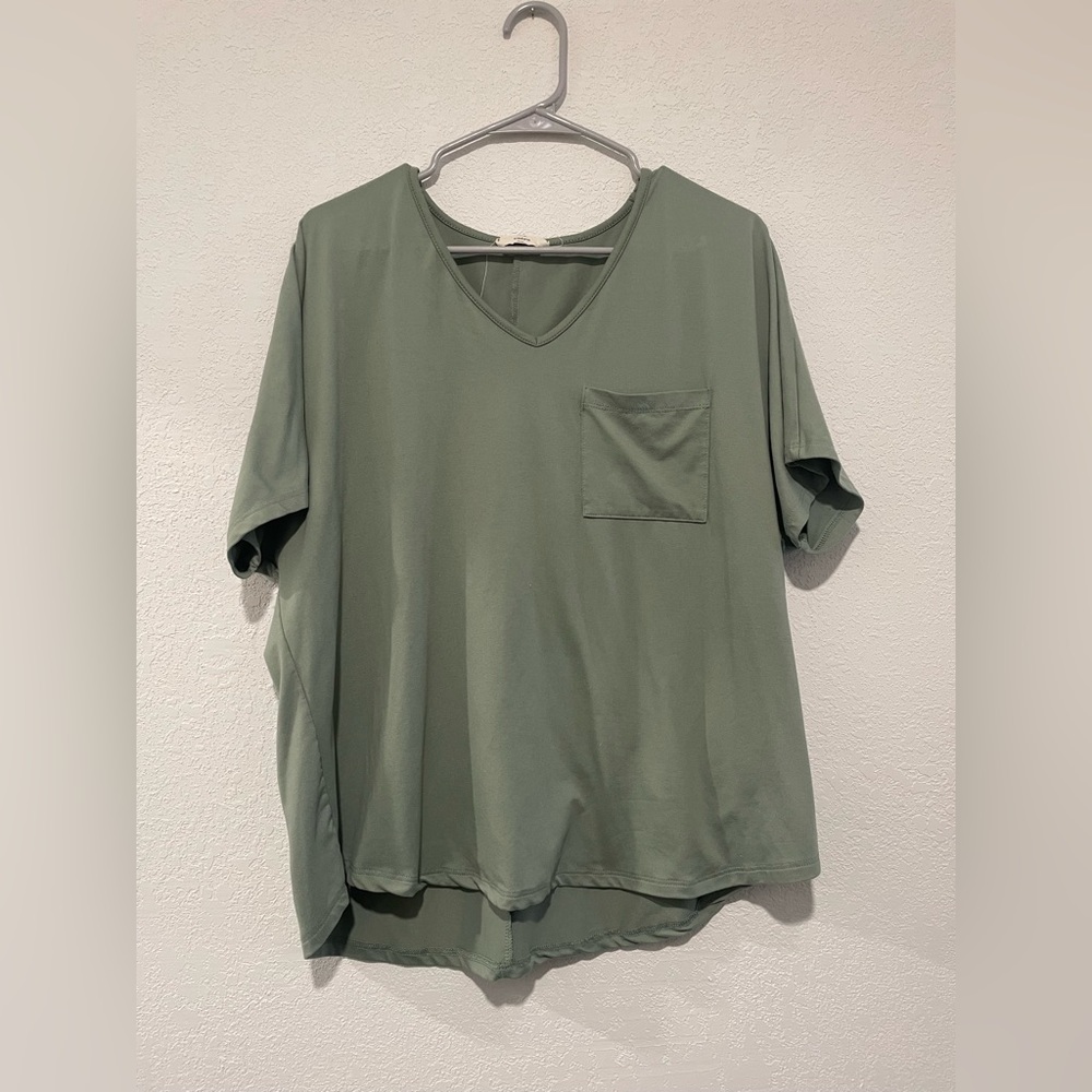 entro Sage Green V-Neck Pocket Tee size Medium